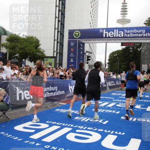 29.06.2025 - hella hamburg halbmarathon Michael Strokosch http://msf.ph/oto/8236762 29.06.2025 10:54:01 Ziel 1151, 1706, 1815, 1870, 2432, 3096, 6356, 6374, 6481, 7395, 7918, 7973, 8394, 11789, 12413, 13032, 13869, 14175, 16477, 16538, 18308, 18418, 18831, 18879, 18915, 19177 meine-sportfotos.de