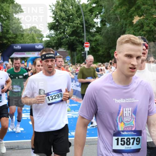29.06.2025 - hella hamburg halbmarathon Zöllner http://msf.ph/oto/8236779 29.06.2025 10:55:12 Ziel 1549, 1628, 2119, 2448, 3041, 3791, 3945, 4903, 6355, 8691, 9060, 9361, 9380, 10191, 10192, 10582, 11333, 11747, 11976, 12248, 12961, 13297, 14834, 14948, 15854, 16108, 16630, 17803, 17842, 18031, 18966 meine-sportfotos.de