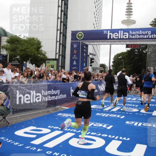 29.06.2025 - hella hamburg halbmarathon Michael Strokosch http://msf.ph/oto/8236792 29.06.2025 10:54:02 Ziel 1151, 1815, 2432, 3096, 6356, 6374, 6481, 7395, 7918, 7973, 8394, 11789, 13032, 13869, 14175, 16477, 17348, 18308, 18831, 18879 meine-sportfotos.de