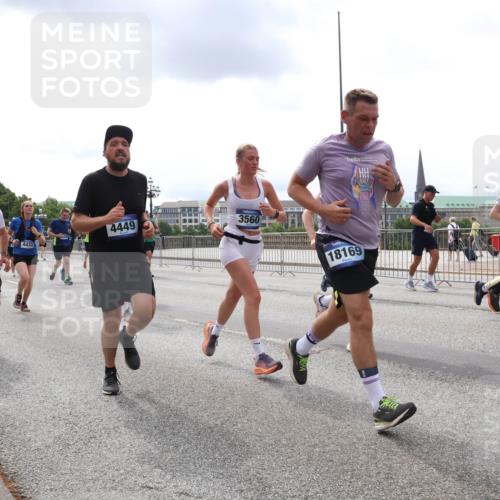 29.06.2025 - hella hamburg halbmarathon Lena Gebhardt http://msf.ph/oto/8236801 29.06.2025 10:33:43 Lombardsbrücke 1189, 1275, 1417, 1764, 1896, 1995, 2342, 2482, 2776, 2838, 3170, 3264, 3340, 3341, 3345, 3560, 3812, 4164, 4361, 4433, 4445, 4449, 4479, 4696, 4942, 5075, 5096, 5141, 5557, 5561, 5566, 5569, 5584, 5691, 5821, 5822, 5887, 6109, 6364, 6515, 6516, 6854, 6956, 6999, 7027, 7565, 7653, 7705, 8021, 8157, 8202, 8282, 8375, 8377, 8383, 8401, 8891, 9094, 9234, 9258, 9438, 9591, 9592, 9750, 9780, 9799, 9875, 9995, 10007, 10071, 10561, 11811, 11826 meine-sportfotos.de