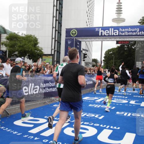 29.06.2025 - hella hamburg halbmarathon Michael Strokosch http://msf.ph/oto/8236810 29.06.2025 10:54:03 Ziel 1151, 1815, 2432, 3096, 6356, 6374, 6481, 7395, 7918, 7973, 8394, 9032, 11789, 13032, 13869, 14175, 16477, 17348, 18308, 18831, 18879 meine-sportfotos.de