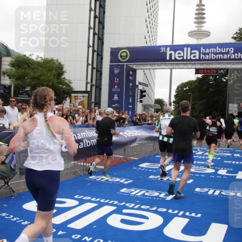 29.06.2025 - hella hamburg halbmarathon Michael Strokosch http://msf.ph/oto/8236826 29.06.2025 10:54:04 Ziel 1151, 1815, 2432, 3096, 6356, 6374, 6481, 7918, 7973, 8394, 9032, 11499, 11789, 12379, 13032, 13869, 14175, 16477, 17348, 18308, 18879 meine-sportfotos.de