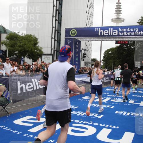 29.06.2025 - hella hamburg halbmarathon Michael Strokosch http://msf.ph/oto/8236852 29.06.2025 10:54:05 Ziel 1151, 1815, 2432, 3096, 6356, 6374, 6481, 7918, 8394, 9032, 11499, 11789, 12379, 13032, 13869, 14175, 17348, 18308, 18879 meine-sportfotos.de