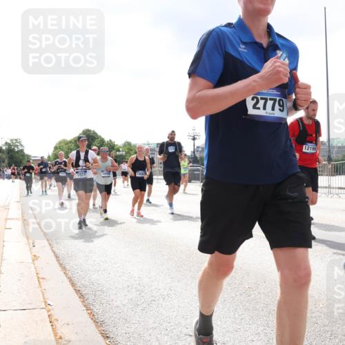 29.06.2025 - hella hamburg halbmarathon Lena Gebhardt http://msf.ph/oto/8236863 29.06.2025 10:45:13 Lombardsbrücke 1024, 1273, 1629, 1685, 1713, 1798, 1924, 2007, 2216, 2217, 2779, 3160, 3164, 3357, 3377, 3570, 3879, 3993, 4099, 4102, 4186, 4275, 4306, 4337, 4504, 4820, 4851, 5099, 5108, 5190, 5339, 5636, 5949, 6150, 6509, 6763, 6788, 6841, 6888, 6911, 6922, 6980, 7283, 7530, 7541, 7699, 7859, 7912, 8582, 8594, 8605, 8762, 8907, 9036, 9084, 9085, 9620, 10030, 10182, 10225, 10562, 10566, 10668, 10707, 11272, 11314, 12198, 12318, 12332, 12334, 12394, 13039, 13261 meine-sportfotos.de
