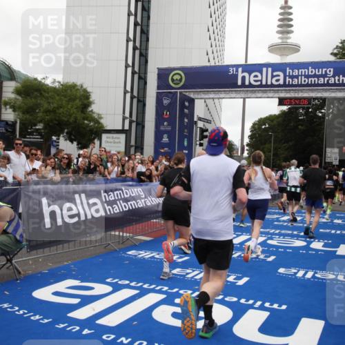 29.06.2025 - hella hamburg halbmarathon Michael Strokosch http://msf.ph/oto/8236873 29.06.2025 10:54:05 Ziel 1151, 1815, 2432, 3096, 6356, 6374, 6481, 7918, 8394, 9032, 11499, 11789, 12379, 13032, 13869, 14175, 17348, 18308, 18879 meine-sportfotos.de