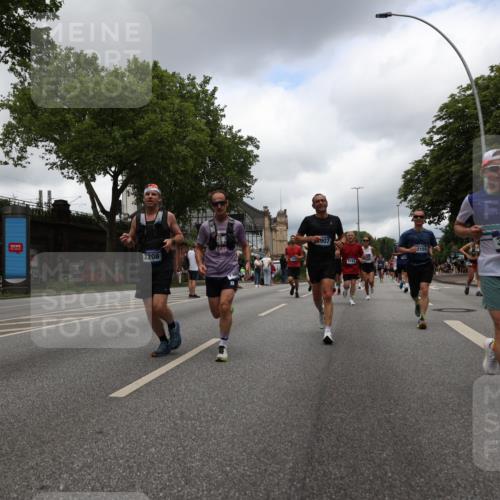 29.06.2025 - hella hamburg halbmarathon Yannick Fuchs http://msf.ph/oto/8236887 29.06.2025 10:47:09 20KM 1061, 1258, 1499, 1683, 1706, 1783, 2074, 2099, 2208, 2346, 2910, 3059, 3334, 3399, 3999, 4065, 4419, 4587, 4635, 5077, 5607, 5907, 6198, 6628, 6897, 7177, 7509, 7864, 8273, 8361, 8587, 8651, 9065, 9163, 9537, 10724, 11217, 11588, 11589, 11604, 11689, 11992, 12155, 12413, 12482, 12490, 12875, 12910, 14323, 15126, 15179, 15430, 15681, 15980, 16467, 16538, 16986, 18249, 18720, 18901, 19208, 19244 meine-sportfotos.de