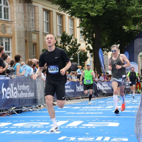 29.06.2025 - hella hamburg halbmarathon Strokosch-Dieckow http://msf.ph/oto/8236905 29.06.2025 10:35:16 Ziel 4740, 4944, 7867, 10877, 11898, 12514, 13798, 14789, 15390, 15415, 15701, 15773, 15931 meine-sportfotos.de