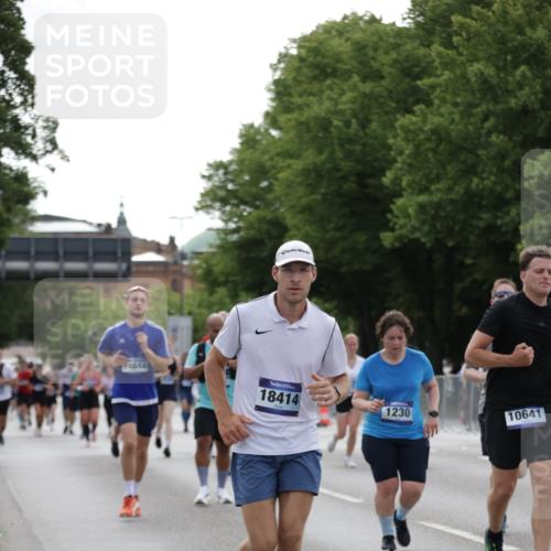 29.06.2025 - hella hamburg halbmarathon Jannik Wohlers http://msf.ph/oto/8236919 29.06.2025 10:28:55 Lombardsbrücke 1230, 2688, 3179, 3311, 4349, 4373, 6285, 6345, 6725, 7449, 8048, 8812, 9714, 10198, 10641, 10808, 11792, 11803, 11989, 12404, 12958, 13090, 14644, 15952, 15955, 16673, 16676, 17496, 18298, 18299, 18414 meine-sportfotos.de
