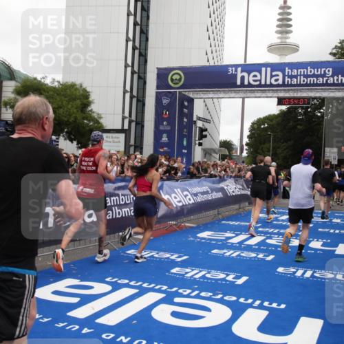 29.06.2025 - hella hamburg halbmarathon Michael Strokosch http://msf.ph/oto/8236922 29.06.2025 10:54:06 Ziel 1151, 1410, 1815, 2432, 3096, 3208, 3209, 6356, 6374, 6481, 7918, 8394, 9032, 11499, 11789, 12379, 13032, 13869, 17348, 18308 meine-sportfotos.de