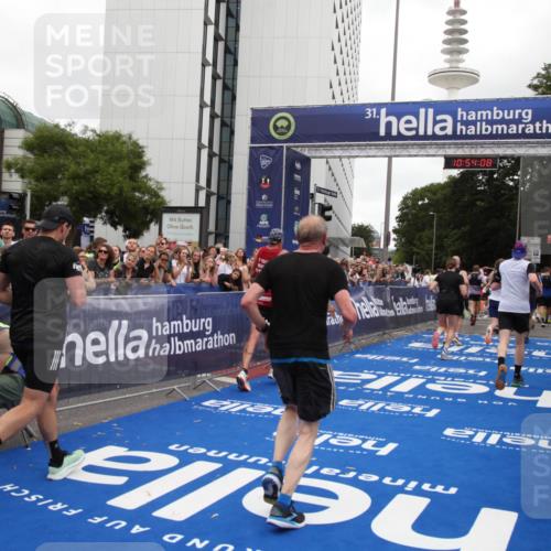 29.06.2025 - hella hamburg halbmarathon Michael Strokosch http://msf.ph/oto/8236948 29.06.2025 10:54:07 Ziel 1151, 1410, 1815, 2432, 3096, 3208, 3209, 6356, 6374, 6581, 8394, 9032, 11499, 11789, 12379, 13869, 16871, 17348, 18308 meine-sportfotos.de