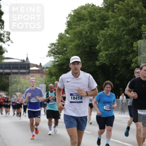 29.06.2025 - hella hamburg halbmarathon Jannik Wohlers http://msf.ph/oto/8236977 29.06.2025 10:28:56 Lombardsbrücke 1230, 2688, 3179, 3311, 4349, 4373, 6285, 6345, 6725, 7449, 8048, 8812, 9714, 10198, 10641, 10808, 11792, 11803, 11989, 12404, 12958, 13090, 14644, 15952, 15955, 16659, 16673, 16676, 17496, 18298, 18299, 18414 meine-sportfotos.de