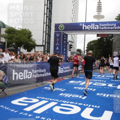 29.06.2025 - hella hamburg halbmarathon Michael Strokosch http://msf.ph/oto/8236981 29.06.2025 10:54:07 Ziel 1151, 1410, 1815, 2432, 3096, 3208, 3209, 6356, 6374, 6581, 8394, 9032, 11499, 11789, 12379, 13869, 16871, 17348, 18308 meine-sportfotos.de