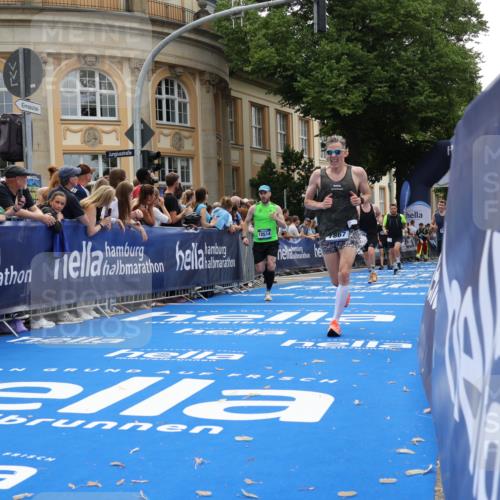 29.06.2025 - hella hamburg halbmarathon Strokosch-Dieckow http://msf.ph/oto/8236988 29.06.2025 10:35:17 Ziel 4740, 4944, 7867, 10877, 11898, 12514, 13798, 14789, 15390, 15415, 15701, 15773, 15931 meine-sportfotos.de