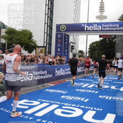 29.06.2025 - hella hamburg halbmarathon Michael Strokosch http://msf.ph/oto/8237000 29.06.2025 10:54:08 Ziel 1151, 1410, 1815, 3096, 3208, 3209, 6294, 6356, 6374, 6581, 8394, 9032, 11499, 12379, 13397, 16871, 17348, 18308 meine-sportfotos.de