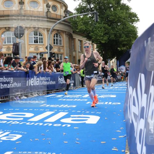 29.06.2025 - hella hamburg halbmarathon Strokosch-Dieckow http://msf.ph/oto/8237018 29.06.2025 10:35:18 Ziel 4944, 7867, 10877, 11898, 12514, 13798, 14789, 15390, 15415, 15701, 15773, 15931 meine-sportfotos.de