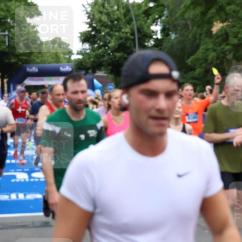 29.06.2025 - hella hamburg halbmarathon Zöllner http://msf.ph/oto/8237028 29.06.2025 10:55:15 Ziel 1549, 1628, 2119, 2448, 3041, 3945, 4903, 6355, 6891, 8973, 9361, 9380, 10188, 10191, 10192, 10582, 11747, 12248, 12961, 14834, 15854, 16108, 16521, 16630, 18031, 18966 meine-sportfotos.de