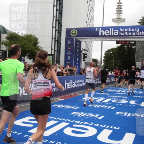 29.06.2025 - hella hamburg halbmarathon Michael Strokosch http://msf.ph/oto/8237043 29.06.2025 10:54:09 Ziel 1151, 1410, 1815, 3096, 3208, 3209, 5638, 6294, 6356, 6581, 8390, 9032, 11499, 12379, 13397, 16871, 17348, 18308 meine-sportfotos.de