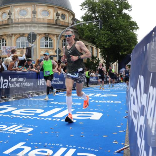 29.06.2025 - hella hamburg halbmarathon Strokosch-Dieckow http://msf.ph/oto/8237050 29.06.2025 10:35:18 Ziel 4944, 7867, 10877, 11898, 12514, 13798, 14789, 15390, 15415, 15701, 15773, 15931 meine-sportfotos.de