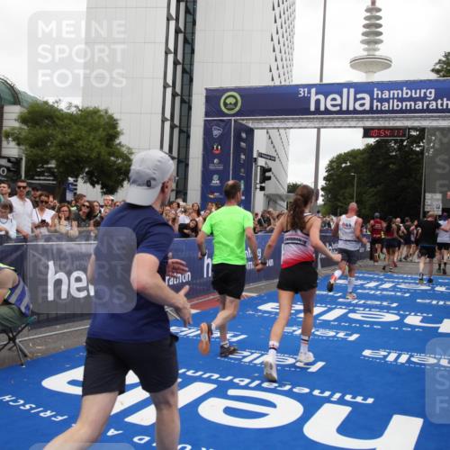 29.06.2025 - hella hamburg halbmarathon Michael Strokosch http://msf.ph/oto/8237062 29.06.2025 10:54:10 Ziel 1151, 1410, 3208, 3209, 5638, 6294, 6356, 6581, 8390, 9032, 9791, 11499, 12379, 13397, 13794, 16871, 17348, 18308 meine-sportfotos.de