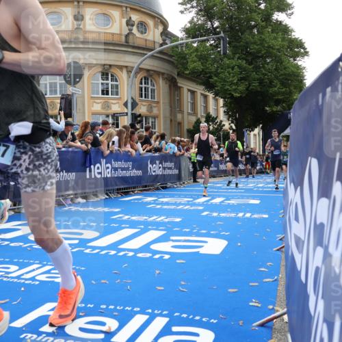 29.06.2025 - hella hamburg halbmarathon Strokosch-Dieckow http://msf.ph/oto/8237075 29.06.2025 10:35:19 Ziel 4944, 7867, 10877, 11898, 12514, 13798, 14789, 15390, 15415, 15701, 15773, 15931, 15959 meine-sportfotos.de