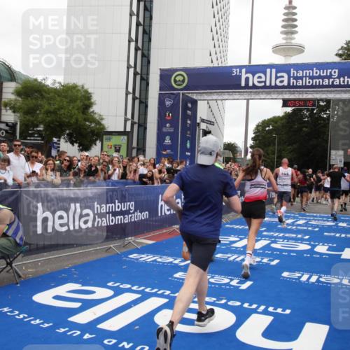 29.06.2025 - hella hamburg halbmarathon Michael Strokosch http://msf.ph/oto/8237093 29.06.2025 10:54:10 Ziel 1151, 1410, 3208, 3209, 5638, 6294, 6356, 6581, 8390, 9032, 9791, 11499, 12379, 13397, 13794, 16871, 17348, 18308 meine-sportfotos.de