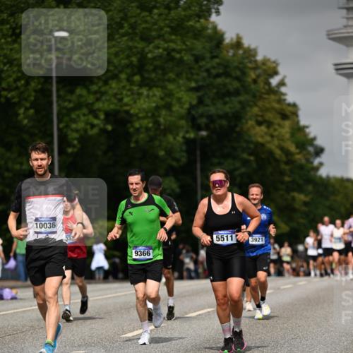 29.06.2025 - hella hamburg halbmarathon Dr. Thomas Lammeyer http://msf.ph/oto/8237096 29.06.2025 10:13:48 Kennedybrücke 1573, 1838, 3921, 5511, 7042, 7187, 7333, 7636, 8219, 8890, 9366, 9434, 9674, 9781, 10036, 10943, 11027 meine-sportfotos.de