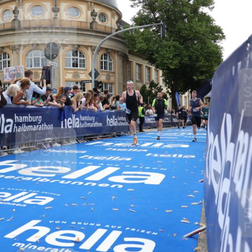29.06.2025 - hella hamburg halbmarathon Strokosch-Dieckow http://msf.ph/oto/8237106 29.06.2025 10:35:19 Ziel 4944, 7867, 10877, 11898, 12514, 13798, 14789, 15390, 15415, 15701, 15773, 15931, 15959 meine-sportfotos.de