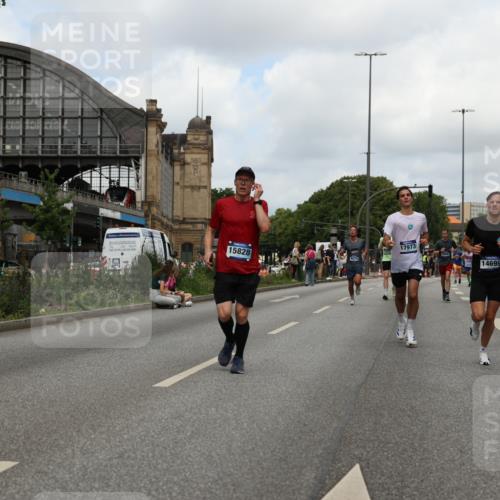 29.06.2025 - hella hamburg halbmarathon Yannick Fuchs http://msf.ph/oto/8237112 29.06.2025 10:34:35 20KM 1358, 1603, 1975, 2573, 2826, 3547, 3626, 4381, 4398, 4766, 4888, 5375, 5409, 6149, 6152, 6649, 7109, 7495, 7622, 8346, 8467, 8574, 8933, 9294, 11714, 11806, 12046, 12091, 13190, 14077, 14699, 15421, 15813, 15828, 16580, 16761, 17245, 17792, 17916, 17973, 18013, 18979 meine-sportfotos.de