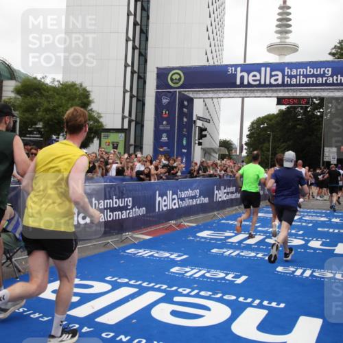 29.06.2025 - hella hamburg halbmarathon Michael Strokosch http://msf.ph/oto/8237115 29.06.2025 10:54:11 Ziel 1410, 3208, 3209, 5638, 6294, 6581, 8390, 9032, 9791, 11499, 12379, 13397, 13794, 15524, 16871, 17348 meine-sportfotos.de