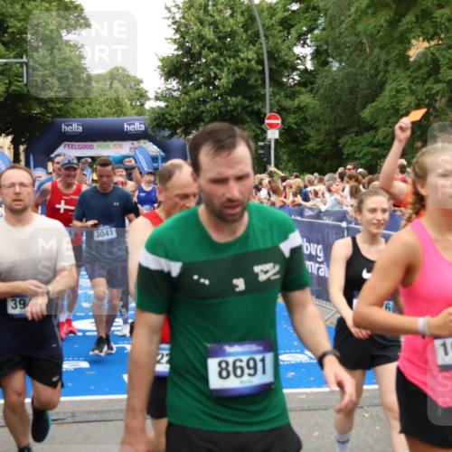 29.06.2025 - hella hamburg halbmarathon Zöllner http://msf.ph/oto/8237124 29.06.2025 10:55:16 Ziel 1549, 1628, 2119, 2448, 3041, 3945, 4903, 6355, 6891, 8973, 9361, 10188, 10191, 10192, 10263, 10582, 11747, 12248, 12961, 14834, 15854, 16108, 16521, 18031, 18966 meine-sportfotos.de