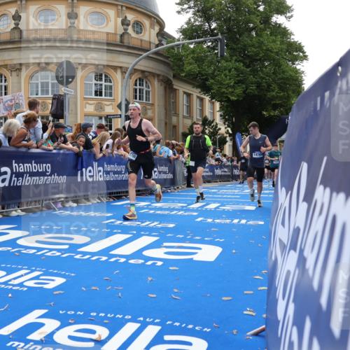 29.06.2025 - hella hamburg halbmarathon Strokosch-Dieckow http://msf.ph/oto/8237148 29.06.2025 10:35:20 Ziel 1889, 4050, 4944, 7867, 10771, 10877, 11898, 12514, 13798, 14789, 15390, 15701, 15773, 15931, 15959, 16811 meine-sportfotos.de