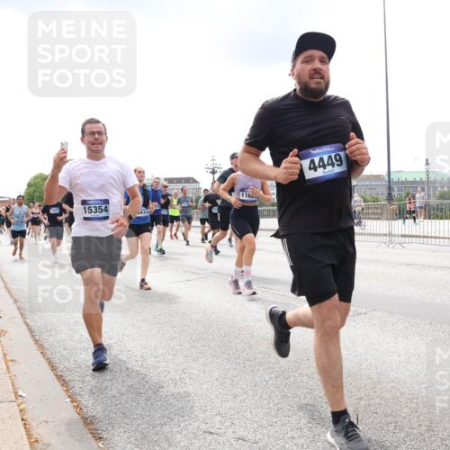 29.06.2025 - hella hamburg halbmarathon Lena Gebhardt http://msf.ph/oto/8237151 29.06.2025 10:33:43 Lombardsbrücke 1189, 1275, 1417, 1764, 1896, 1995, 2342, 2482, 2776, 2838, 3170, 3264, 3340, 3341, 3345, 3560, 3812, 4164, 4361, 4433, 4445, 4449, 4479, 4696, 4942, 5075, 5096, 5141, 5557, 5561, 5566, 5569, 5584, 5691, 5821, 5822, 5887, 6109, 6364, 6515, 6516, 6854, 6956, 6999, 7027, 7565, 7653, 7705, 8021, 8157, 8202, 8282, 8375, 8377, 8383, 8401, 8891, 9094, 9234, 9258, 9438, 9591, 9592, 9750, 9780, 9799, 9875, 9995, 10007, 10071, 10561, 11811, 11826 meine-sportfotos.de
