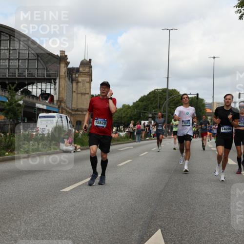 29.06.2025 - hella hamburg halbmarathon Yannick Fuchs http://msf.ph/oto/8237155 29.06.2025 10:34:35 20KM 1358, 1603, 1975, 2573, 2826, 3547, 3626, 4381, 4398, 4766, 4888, 5375, 5409, 6149, 6152, 6649, 7109, 7495, 7622, 8346, 8467, 8574, 8933, 9294, 11714, 11806, 12046, 12091, 13190, 14077, 14699, 15421, 15813, 15828, 16580, 16761, 17245, 17792, 17916, 17973, 18013, 18979 meine-sportfotos.de