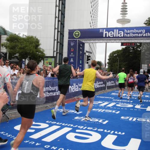 29.06.2025 - hella hamburg halbmarathon Michael Strokosch http://msf.ph/oto/8237170 29.06.2025 10:54:12 Ziel 1410, 3208, 3209, 3898, 5638, 6294, 6443, 6581, 8390, 9032, 9791, 11499, 12213, 12379, 13397, 13794, 15524, 16780, 16871 meine-sportfotos.de