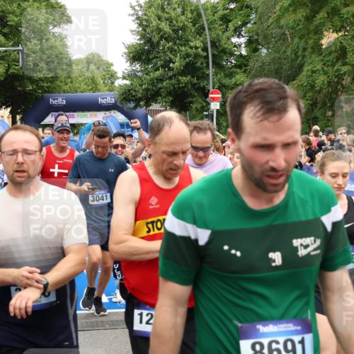 29.06.2025 - hella hamburg halbmarathon Zöllner http://msf.ph/oto/8237175 29.06.2025 10:55:16 Ziel 1549, 1628, 2119, 2448, 3041, 3945, 4903, 6355, 6891, 8973, 9361, 10188, 10191, 10192, 10263, 10582, 11747, 12248, 12961, 14834, 15854, 16108, 16521, 18031, 18966 meine-sportfotos.de