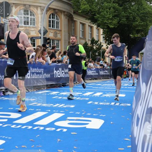 29.06.2025 - hella hamburg halbmarathon Strokosch-Dieckow http://msf.ph/oto/8237179 29.06.2025 10:35:20 Ziel 1889, 4050, 4944, 7867, 10771, 10877, 11898, 12514, 13798, 14789, 15390, 15701, 15773, 15931, 15959, 16811 meine-sportfotos.de