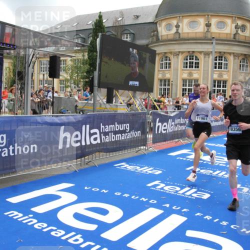 29.06.2025 - hella hamburg halbmarathon Michael Strokosch http://msf.ph/oto/8237187 29.06.2025 10:47:56 Ziel 1604, 1613, 5022, 6836, 8564, 11961, 14383, 14730, 15333, 17451, 18356, 18836 meine-sportfotos.de