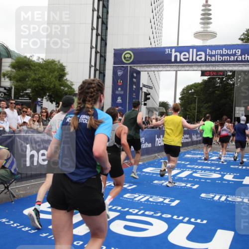 29.06.2025 - hella hamburg halbmarathon Michael Strokosch http://msf.ph/oto/8237188 29.06.2025 10:54:12 Ziel 1410, 3208, 3209, 3898, 5638, 6294, 6443, 6581, 8390, 9032, 9791, 11499, 12213, 12379, 13397, 13794, 15524, 16780, 16871 meine-sportfotos.de