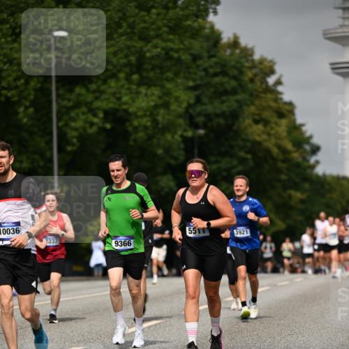 29.06.2025 - hella hamburg halbmarathon Dr. Thomas Lammeyer http://msf.ph/oto/8237210 29.06.2025 10:13:49 Kennedybrücke 1573, 1838, 3921, 5511, 7042, 7187, 7333, 7636, 8219, 8890, 9366, 9434, 9674, 9781, 10036, 10943, 11027 meine-sportfotos.de