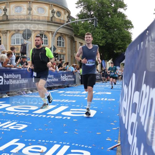 29.06.2025 - hella hamburg halbmarathon Strokosch-Dieckow http://msf.ph/oto/8237228 29.06.2025 10:35:21 Ziel 1889, 4050, 4944, 7867, 10771, 10877, 11898, 12514, 13798, 14789, 15390, 15701, 15773, 15931, 15959, 16811, 19022 meine-sportfotos.de