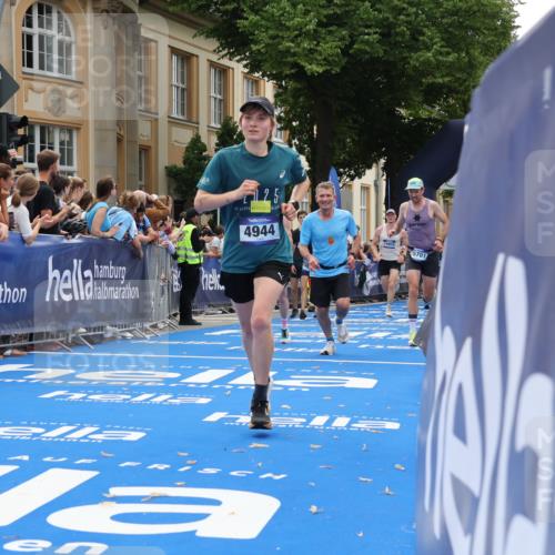 29.06.2025 - hella hamburg halbmarathon Strokosch-Dieckow http://msf.ph/oto/8237278 29.06.2025 10:35:22 Ziel 1889, 4050, 4944, 7867, 10771, 10877, 11898, 13798, 14789, 15390, 15701, 15773, 15931, 15959, 16811, 19022 meine-sportfotos.de