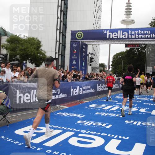 29.06.2025 - hella hamburg halbmarathon Michael Strokosch http://msf.ph/oto/8237293 29.06.2025 10:54:15 Ziel 1410, 3177, 3208, 3209, 3898, 5638, 6082, 6084, 6294, 6443, 6581, 8390, 9791, 12213, 13033, 13397, 13794, 15169, 15524, 16780, 16871 meine-sportfotos.de