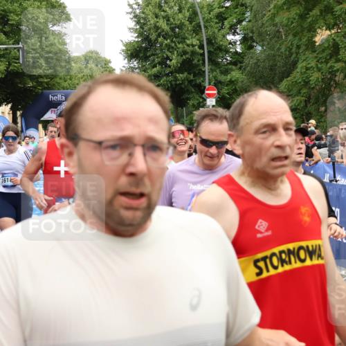29.06.2025 - hella hamburg halbmarathon Zöllner http://msf.ph/oto/8237300 29.06.2025 10:55:17 Ziel 1549, 1628, 2119, 2448, 3041, 4903, 6355, 6723, 6891, 8973, 9361, 10188, 10191, 10192, 10263, 10582, 11747, 12248, 14834, 15854, 16108, 16521, 18031, 18966 meine-sportfotos.de