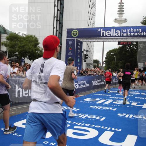 29.06.2025 - hella hamburg halbmarathon Michael Strokosch http://msf.ph/oto/8237317 29.06.2025 10:54:16 Ziel 3103, 3177, 3861, 3898, 5638, 6082, 6084, 6294, 6443, 6581, 7274, 8390, 9791, 12213, 13033, 13397, 13794, 15169, 15524, 16527, 16780, 16871 meine-sportfotos.de