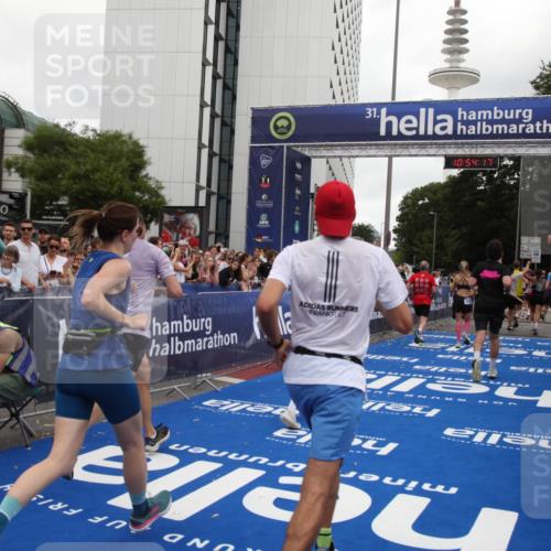 29.06.2025 - hella hamburg halbmarathon Michael Strokosch http://msf.ph/oto/8237343 29.06.2025 10:54:16 Ziel 3103, 3177, 3861, 3898, 5638, 6082, 6084, 6294, 6443, 6581, 7274, 8390, 9791, 12213, 13033, 13397, 13794, 15169, 15524, 16527, 16780, 16871 meine-sportfotos.de
