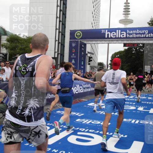 29.06.2025 - hella hamburg halbmarathon Michael Strokosch http://msf.ph/oto/8237366 29.06.2025 10:54:17 Ziel 3103, 3177, 3861, 3898, 5638, 6082, 6084, 6294, 6443, 7274, 8223, 8390, 9791, 12213, 13033, 13397, 13794, 15169, 15524, 16527, 16780, 17087 meine-sportfotos.de