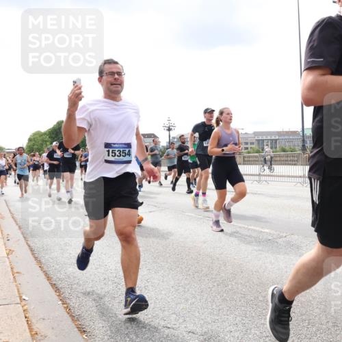 29.06.2025 - hella hamburg halbmarathon Lena Gebhardt http://msf.ph/oto/8237367 29.06.2025 10:33:44 Lombardsbrücke 1189, 1275, 1417, 1705, 1787, 1896, 1995, 2342, 2482, 2776, 2838, 3170, 3264, 3340, 3341, 3345, 3560, 3812, 4164, 4361, 4433, 4445, 4449, 4479, 4696, 4807, 4942, 5075, 5096, 5141, 5557, 5561, 5566, 5569, 5584, 5691, 5821, 5822, 5887, 6109, 6364, 6515, 6516, 6854, 6956, 6999, 7027, 7565, 7653, 7705, 8021, 8157, 8202, 8282, 8375, 8377, 8383, 8401, 8891, 9094, 9234, 9258, 9438, 9591, 9592, 9750, 9780, 9799, 9875, 9995, 10007, 10071, 10561, 11811 meine-sportfotos.de