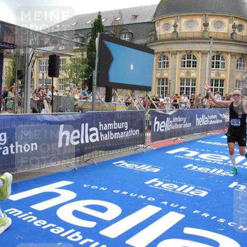 29.06.2025 - hella hamburg halbmarathon Michael Strokosch http://msf.ph/oto/8237373 29.06.2025 10:47:57 Ziel 1604, 1613, 5022, 6836, 11961, 14730, 15333, 16766, 17451, 18356, 18836 meine-sportfotos.de