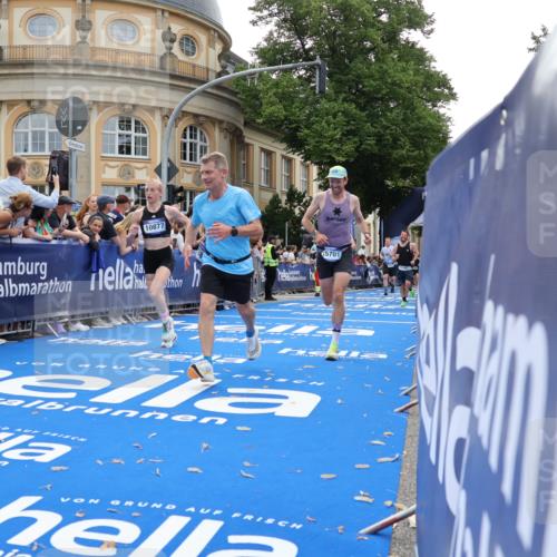 29.06.2025 - hella hamburg halbmarathon Strokosch-Dieckow http://msf.ph/oto/8237396 29.06.2025 10:35:24 Ziel 1344, 1889, 4050, 4944, 10771, 10877, 11898, 13798, 14789, 15390, 15701, 15773, 15931, 15959, 16695, 16811, 19022 meine-sportfotos.de