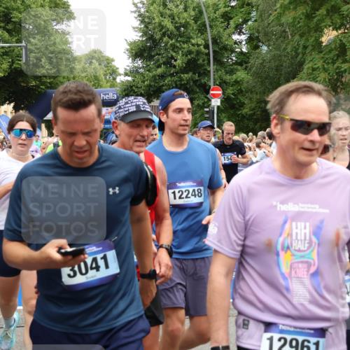 29.06.2025 - hella hamburg halbmarathon Zöllner http://msf.ph/oto/8237413 29.06.2025 10:55:18 Ziel 1549, 1628, 2119, 4903, 5643, 6723, 6891, 8973, 9361, 10188, 10263, 10582, 11184, 11747, 12248, 13470, 14834, 15854, 16108, 16521, 18031, 18380, 18531, 18966 meine-sportfotos.de